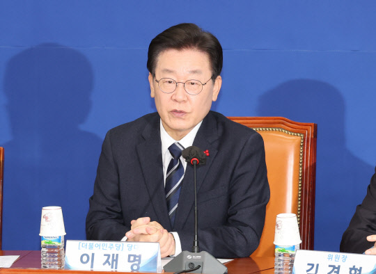 이재명 더불어민주당 대표가 9일 국회 대표실에서 열린 한반도평화경제특별위원회 출범식에서 축사하고 있다. 연합뉴스